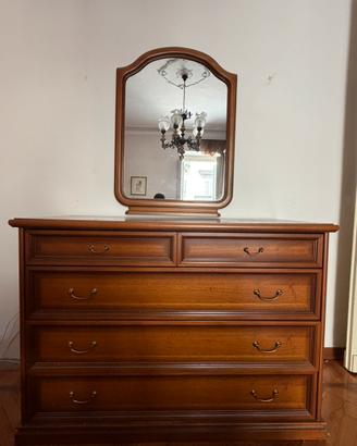 Cassettiera in legno con specchio abbinato