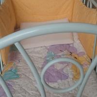 culla in ferro battuto di colore celeste 