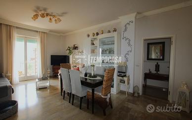 Piano terra con balcone panoramico e orto