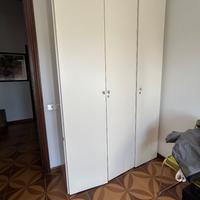 Armadio bianco a tre ante con serratura