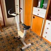 Cyclette vintage da camera con contachilometri