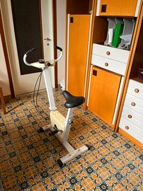 Cyclette vintage da camera con contachilometri