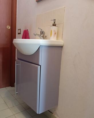 lavandino con mobiletto  e specchio 
