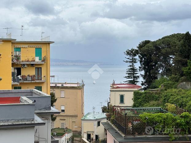 4 LOCALI A NAPOLI