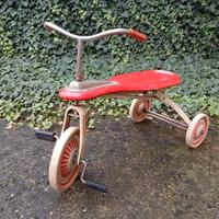 Antico triciclo giocattolo in ferro anni 50