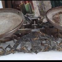 Bilancia inizi 900 in ghisa con rilievi 