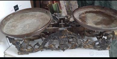 Bilancia inizi 900 in ghisa con rilievi 