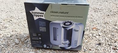 Tommee Teppee prepara latte