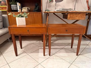 Coppia di comodini in stile scandinavo teak