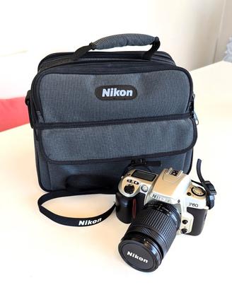Nikon F60 analogica con obiettivo 28-80mm e borsa