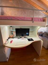 Letto a soppalco con scrivania, armadio e scala