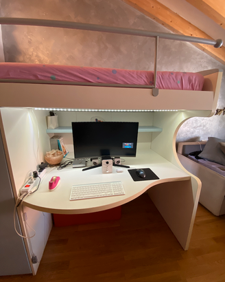 Letto a soppalco con scrivania, armadio e scala