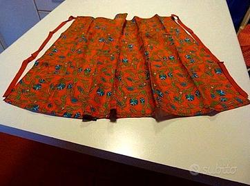 GREMBIULE DA CUCINA IN PURO COTONE ROSSO FIORI BLU