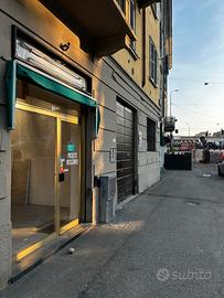 Negozio una vetrina con CANNA FUMARIA