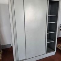 Armadio metallico con ante scorrevoli