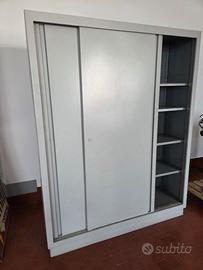 Armadio metallico con ante scorrevoli