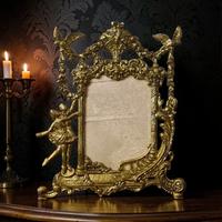 fiabesca cornice con aquile ballerine e scalinata