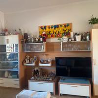 Parete attrezzata beige e ciliegio