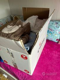 Scatolone pieno di abbigliamento neonato