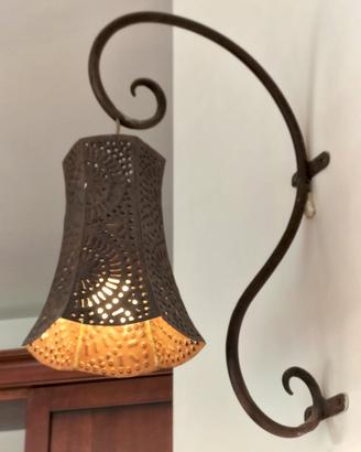 Lampada da parete in ferro battuto