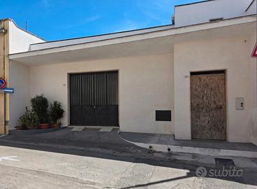 Locale rimessa 111 mq con giardino di 150 mq