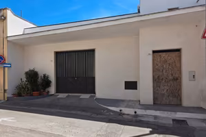 Locale rimessa 111 mq con giardino di 150 mq