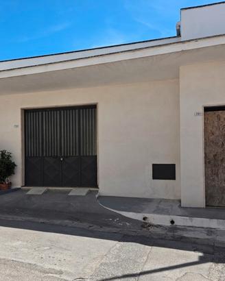 Locale rimessa 111 mq con giardino di 150 mq