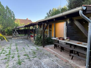 Casa di campagna con terreno, barbecue e tettoie
