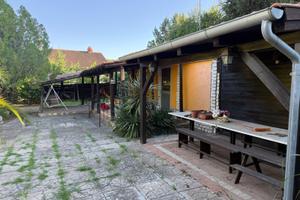 Casa di campagna con terreno, barbecue e tettoie