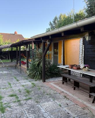 Casa di campagna con terreno, barbecue e tettoie