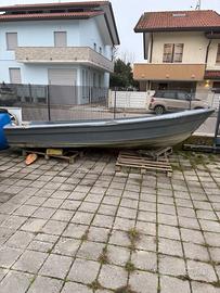 Barca da pesca con motore