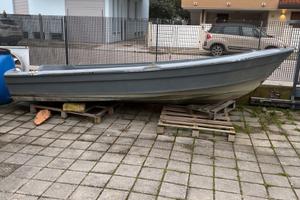 Barca da pesca con motore