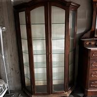 Mobili in arte povera. Vetrinetta, comò.