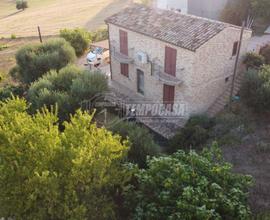 VILLINO PARI AL NUOVO CON TERRENO AGRICOLO