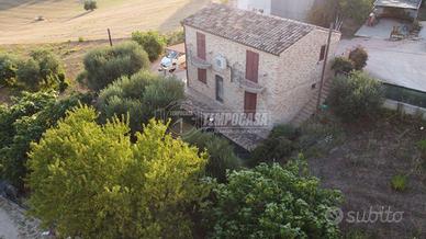 VILLINO PARI AL NUOVO CON TERRENO AGRICOLO