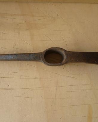 Utensile rurale piccone forgiato anni 40