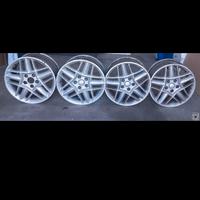 Sedie automobile,cerchioni di scorta, ruota di sco