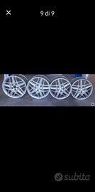 Sedie automobile,cerchioni di scorta, ruota di sco