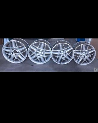 Sedie automobile,cerchioni di scorta, ruota di sco