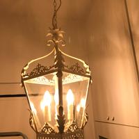 Lampadario in ferro battuto verniciato bianco