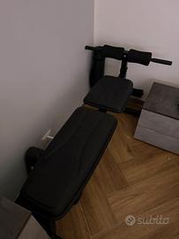 Panca con manubri, disci e bilanciere