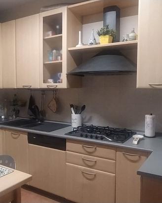 Cucina completa + tavolo e 4 sedie