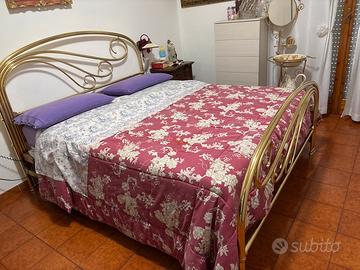 Letto in ottone con reti sollevabili e materassi