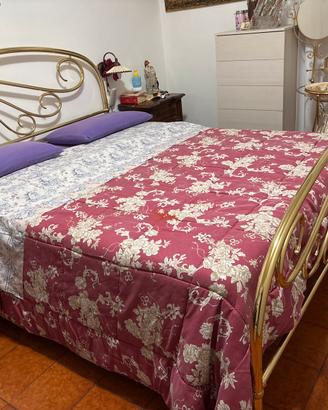 Letto in ottone con reti sollevabili e materassi
