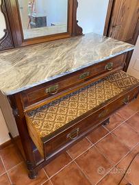 Comó e coppia di comodini antichi