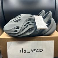 Adidas Yeezy  Foam RNR Carbon - Taglia 42 (US 8)