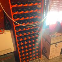 Portabottiglie con bottiglie