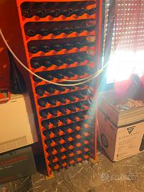 Portabottiglie con bottiglie