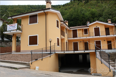 Appartamenti entrata indipendente+garage e cantina