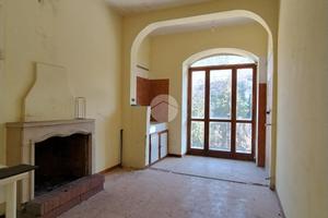4 LOCALI A AFFILE